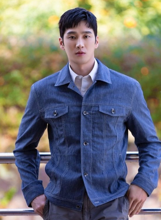 청셔츠를 입은 안보현. 출처: 안보현 인스타그램