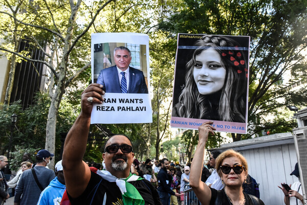 미국 뉴욕의 시민들이 히잡을 착용하지 않았다는 이유로 죽음에 이른 이란의 마흐사 아미니(22)의 죽음을 추모하며 에브라힘 라이시 이란 대통령의 UN 탈퇴를 촉구하는 시위 중이다.  (Photo by Stephanie Keith/Getty Images)