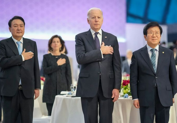 성조기에 경례하는 윤 대통령과 바이든. 우측은 박진 장관. 출처: KTV 유튜브