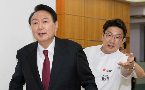 윤석열 대통령과 권성동 원내대표. 출처: 뉴스1