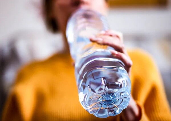 병에 든 물은 철저히 관리되거나 적절하게 보관되지 않으면 박테리아, 플라스틱 조각 등을 포함할 수 있다. 출처: 게티 이미지