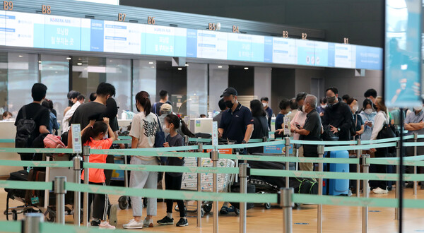 인천국제공항에 출국하려고 서있는 여행객들. (출처: 뉴스1)