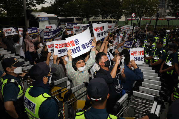28일 서울 마포구 MBC 본사 앞에서 시민단체 회원들이 MBC를 항의 방문한 국민의힘 의원들을 향해 언론탄압 중단 등을 촉구하고 있다. 2022.9.28. 출처: 뉴스1