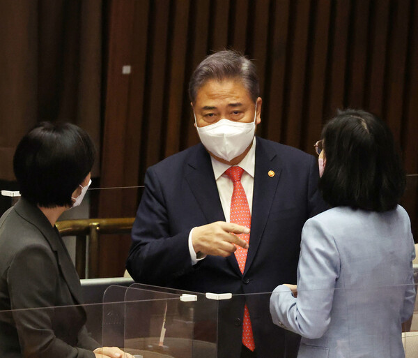 박진 외교부 장관이 29일 오전 서울 여의도 국회에서 열린 본회의에서 국무위원들과 대화를 하고 있다. 출처: 공동취재사진