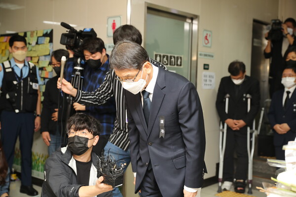 김상범 서울교통공사 사장이 24일 오전 서울 중구 신당역 여자 화장실 앞에 마련된 '신당역 살인사건' 피해자의 분향소를 찾아 헌화 후 고개 숙여 사과하고 있다. 출처: 뉴스1