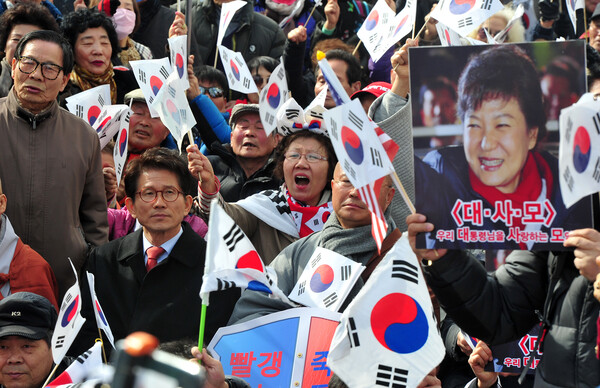 김문수 전 경기도지사가 16일 대구 중구 동아쇼핑센터 앞에서 열린 탄핵반대 궐기대회에 참석하고 있다.2017.2.16. 출처: 뉴스1