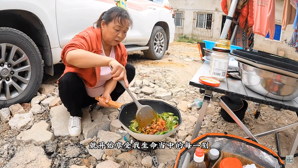 길 위에서 직접 요리를 하는 수민. 출처: 유튜브 '자동차로 여행하는 50세 이모'