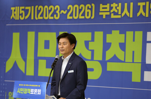 조용익 부천시장이 25일 오후 부천시 본청 소통마당에서 열린 '부천시 지역사회보장계획 수립을 위한 시민정책토론회'에서 인사말을 하고 있다. 이날 토론회는 시민 및 사회복지 전문가 등이 모여 부천시 특성에 맞는 보장계획을 수립하기 위해 마련됐다. 2022.7.25. 출처: 뉴스1