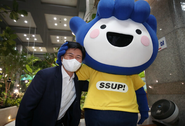 조용익 부천시장이 29일 시청 1층 산소정원에서 부천시 마스코트인 부천핸썹을 응원하고 있다. 부천핸썹은 문화체육관광부가 주최하고 한국콘텐츠진흥원이 주관하는 '우리동네 캐릭터 대상'본선에 진출했다. 본선은 대국민 투표와 전문가 심사, 서면평가로 이뤄지며 대국민 투표는 오는 9월 14일 오후 2시까지 우리동네 캐릭터 홈페이지에서 진행된다. 2022.8.29. 출처: 뉴스1