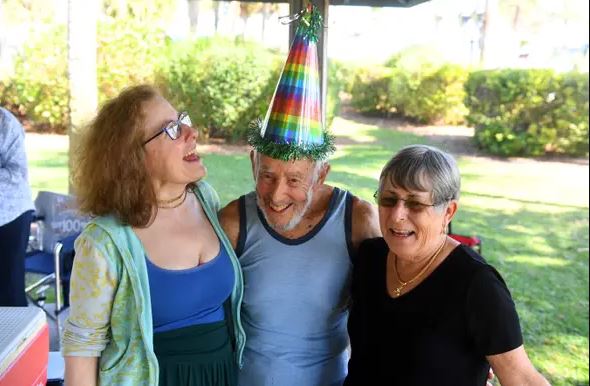 가족과 100세 기념 생일파티 중인 마이크 / 출처 : PATRICK DOVE/TCPALM