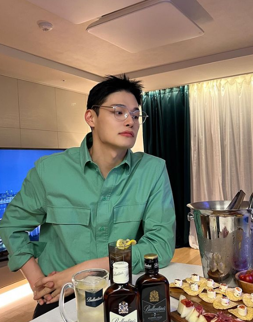 에메랄드색 옷을 입은 정혁의 발렌타인 광고. 출처: 정혁 인스타그램