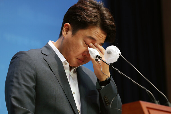 이준석 국민의힘 대표가 13일 서울 여의도 국회 소통관에서 열린 기자회견에서 눈물을 흘리고 있다. (출처: 뉴스1)