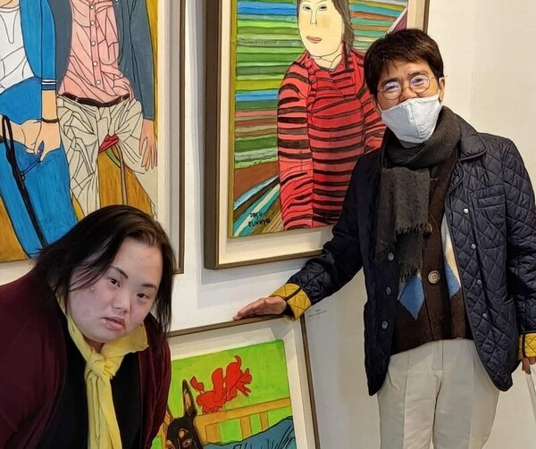노희경 작가가 ‘우리들의 블루스’에 출연한 정은혜 작가의 개인전에 방문했던 모습 출처: 장차현실 작가 제공