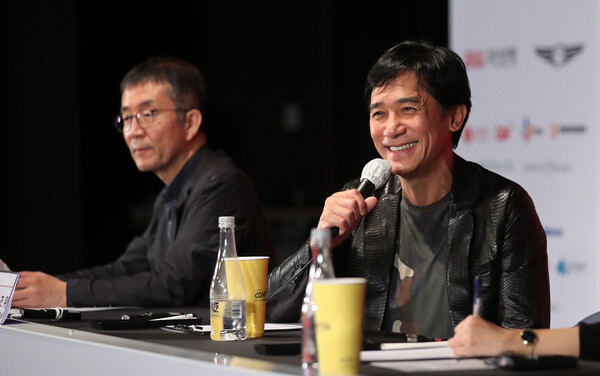 제27회 BIFF의 '올해의 아시아 영화인상' 수상 기념 기자회견에서 웃으며 기자 질문에 답하는 양조위. 출처: 뉴스1