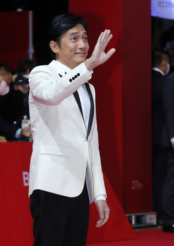 5일 오후 부산광역시 우동 영화의 전당에서 열린 '제27회 부산국제영화제(BIFF)' 개막식 레드카펫 행사에 참석한 양조위. 출처: 뉴스1