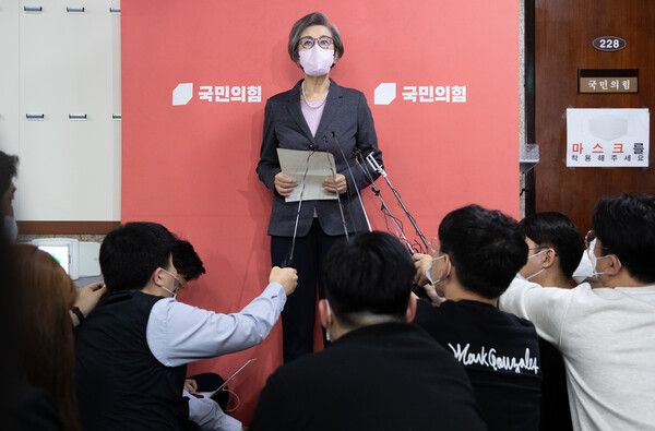 이양희 국민의힘 윤리위원장이 6일 오후 서울 여의도 국회에서 열린 윤리위원회에 참석하며 발언하고 있다. 윤리위원회는 이날 이준석 전 당대표의 추가 징계 여부를 심의한다. 윤리위는 이 전 대표의 소명을 직접 듣고 징계 수위를 정하겠다는 입장이지만, 이 전 대표는 윤리위의 출석 요구가 ‘당연무효’라며 맞서고 있다. 2022.10.6. 출처: 뉴스1