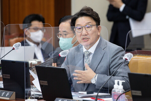 권성동 국민의힘 의원이 7일 서울 여의도 국회에서 열린 과학기술정보방송통신위원회의 원자력안전위원회, 한국원자력안전기술원, 한국원자력통제기술원, 한국원자력안전재단, 한국수력원자력(주)에 대한 국정감사에서 김제남 한국원자력안전재단 이사장에게 질의하고 있다. 2022.10.7. 출처: 뉴스1