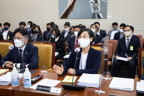 김제남 한국원자력안전재단 이사장이 7일 서울 여의도 국회에서 열린 과학기술정보방송통신위원회의 원자력안전위원회, 한국원자력안전기술원, 한국원자력통제기술원, 한국원자력안전재단, 한국수력원자력(주)에 대한 국정감사에서 의원 질의에 답변하고 있다. 김 이사장은 이날 권성동 국민의힘 의원의 질의 중 사퇴를 촉구하는 발언과 관련, 인신공격성 막말이라며 사과를 요구했다. 2022.10.7/뉴스1