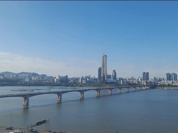 중고거래 플랫폼 서울세계불꽃축제가 열리는 8일 밤 자신의 아파트를 빌려주겠다고 글을 쓴 이가 글과 함께 첨부한 사진. 출처: 한겨레/중고거래 앱 갈무리