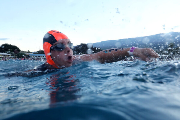 수영 중인 크리스 /출처: Tom Pennington/Getty Images for IRONMAN