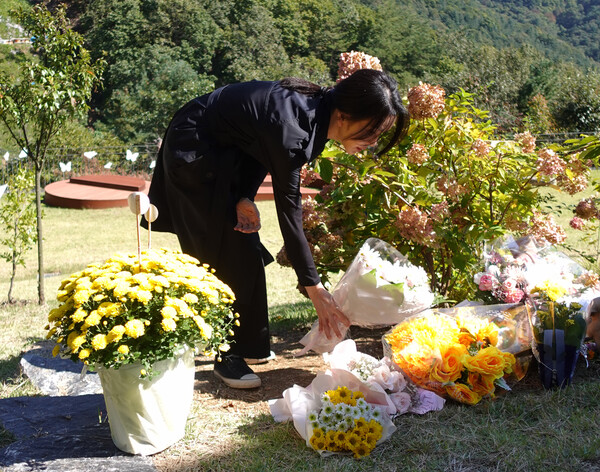 꽃다발을 올려두는 모습. 출처: 뉴스1