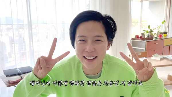 기쁨을 감추지 못하는 김나영. ⓒ유튜브 ‘김나영의 nofilterTV’