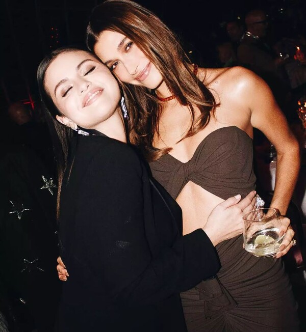 헤일리 비버와 셀레나 고메즈 ⓒTYRELL HAMPTON