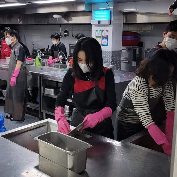설거지 봉사를 한 김건희 여사. ⓒ김하종 페이스북