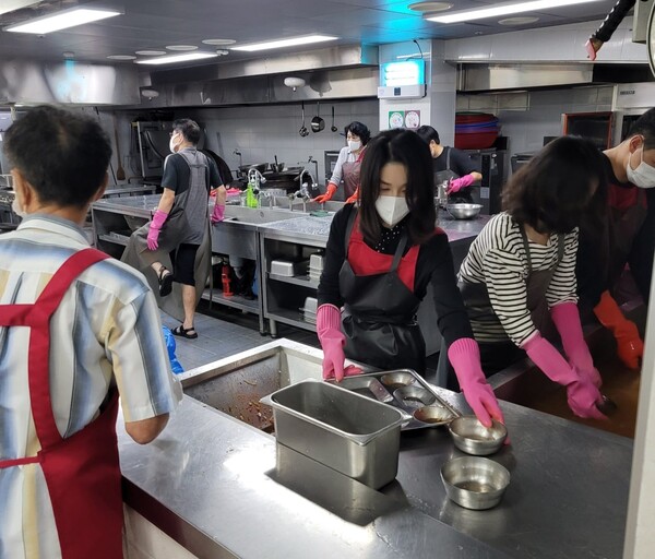 김건희 여사가 설거지를 하는 모습. ⓒ김하종 페이스북