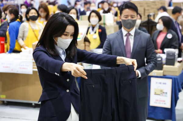 바지를 살펴보는 김건희 여사. ⓒ뉴스1
