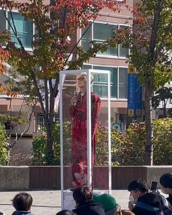 홍대입구에서 펼쳐진 이찬혁의 버스킹. ⓒ트위터 갈무리