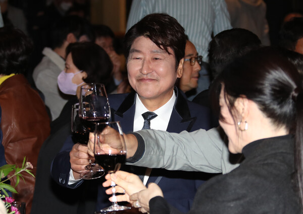 송강호와 건배 중인&nbsp;이영애-정호영 부부&nbsp;ⓒ뉴스1&nbsp;