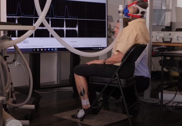 실험 참가자들이 ‘가자미근 푸시업’을 하고 있다. ⓒ휴스턴대 제공