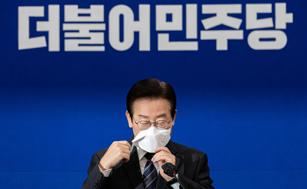 이재명 더불어민주당 대표가 21일 서울 여의도 국회에서 열린 검찰 수사 관련 긴급기자회견에서 발언하기 위해 마스크를 벗고 있다. 2022.10.21. ⓒ뉴스1