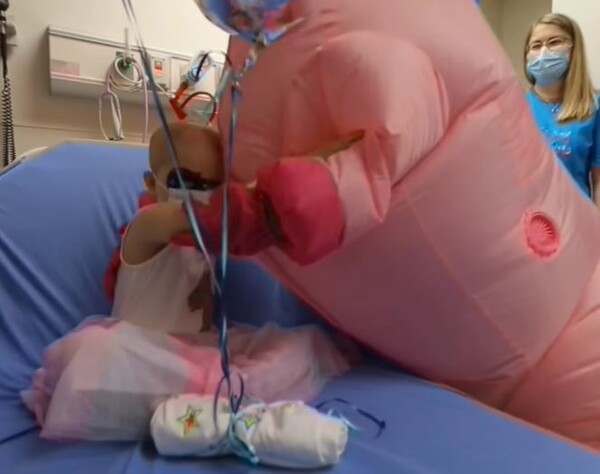 핑크색 유니콘으로 분한 주치의를 보고 반가워하는 카일라 ⓒST. JUDE CHILDREN'S RESEARCH HOSPITAL/FACEBOOK 영상 캡처