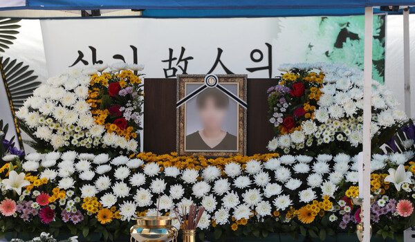 17일 오전 경기 평택시 팽성읍 SPL 평택공장 앞에 평택 제빵공장 사망사고로 숨진 20대 여성의 분향소가 차려져있다.&nbsp;ⓒ뉴스1