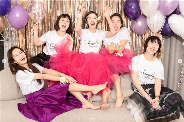 박나래가 결혼 앞둔 황보라의 브라이덜 샤워 파티를 준비했다(현장 사진)