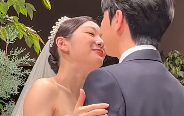 먼저 다가가는 김연아. 고우림의 빨개진 귀가 귀여움 포인트 +1 ⓒ온라인커뮤니티&nbsp;