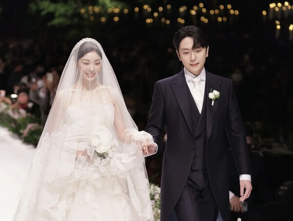 손을 잡은 채 함께 버진로드를 걷고 있다. ⓒ김연아 인스타그램&nbsp;