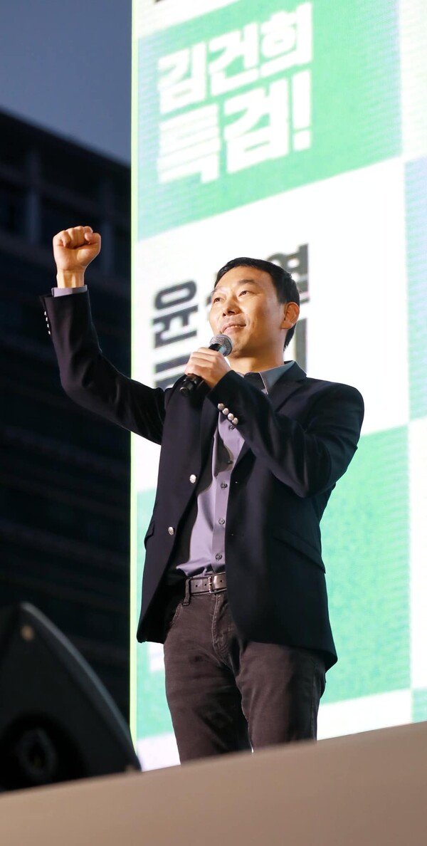 김용민 더불어민주당 의원이 22일 윤석열 대통령 퇴진 집회에 참석해 발언하는 모습. ⓒ김용민 페이스북