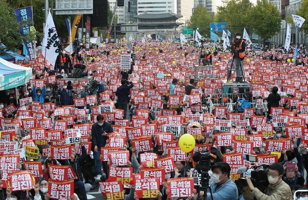 22일 서울 중구 세종대로에서 촛불승리전환행동 등 진보단체 주최로 '김건희 특검 윤석열 퇴진 11차 전국집중 촛불대행진' 집회가 열리고 있다. 2022.10.22 ⓒ뉴스1
