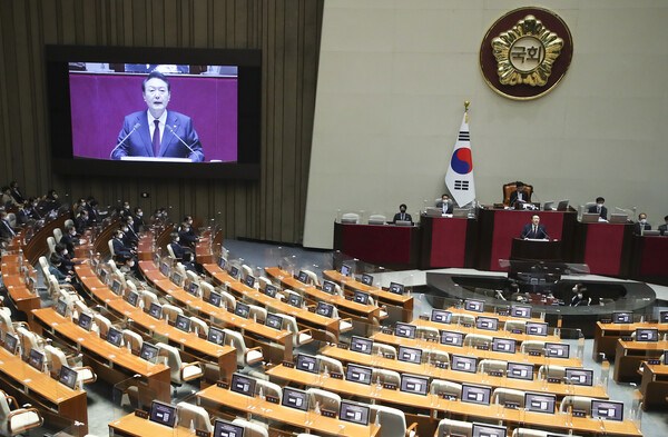 텅 빈 민주당 의원석을 보며 시정연설을 한 윤석열 대통령. ⓒ뉴스1