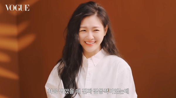 구준엽이 보낸 노래를 받고 감동했다는 서희원. ⓒ보그 타이완 유튜브