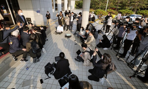 '계곡 살인' 사건 피해자 A의 매형이 27일 인천지방법원에서 열린 이은해(31)와 공범 조현수(30)의 선고 공판을 참관한 뒤 밖으로 나와 입장을 밝히고 있다.&nbsp;ⓒ뉴스1