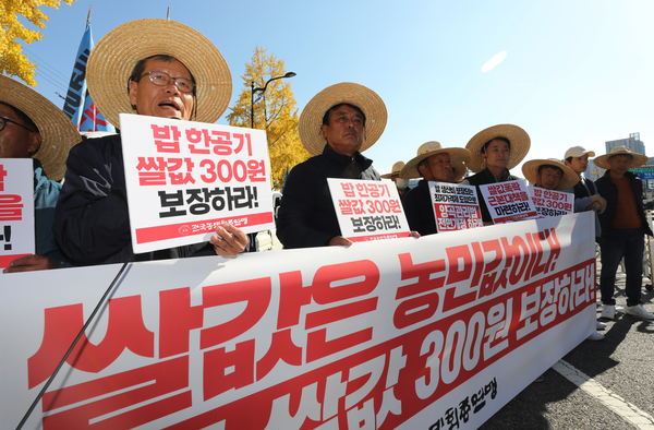 전국농민회총연맹(전농) 회원들이 25일 서울 용산구 삼각지역 일대에서 '밥 한 공기 쌀값 300원 쟁취·농민생존권 보장'을 위한 릴레이 상경투쟁을 하고 있다. ⓒ뉴스1