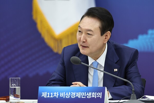 윤석열 대통령이 27일 용산 대통령실 청사에서 생중계로 진행된 제11차 비상경제민생회의를 주재하고 있다. ⓒ대통령실 제공