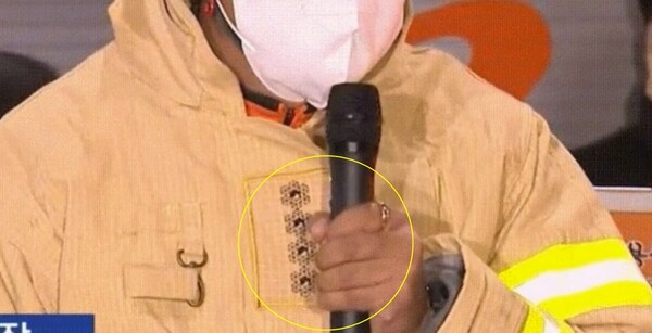 언론 브리핑 중 손을 덜덜 떠는 모습이 포착된 최성범 용산소방서장. ⓒ온라인 커뮤니티&nbsp;