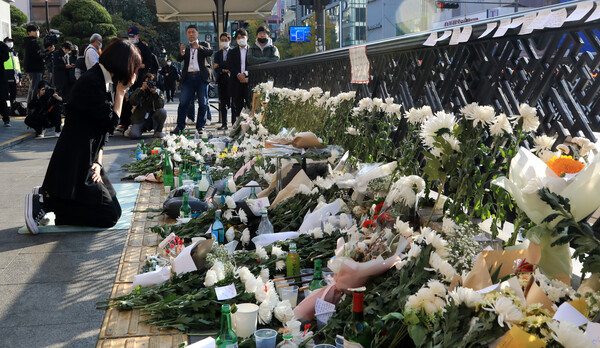 31일 오전 서울 용산구 이태원역에 마련된 이태원 핼러윈 참사 추모공간을 찾은 조문객이 희생자들을 추모하고 있다. 2022.10.31ⓒ뉴스1