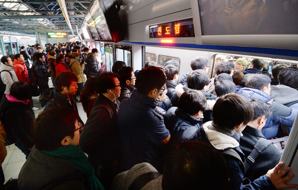 [자료사진] 만원 지하철로 몰려드는 승객들. ⓒ뉴스1