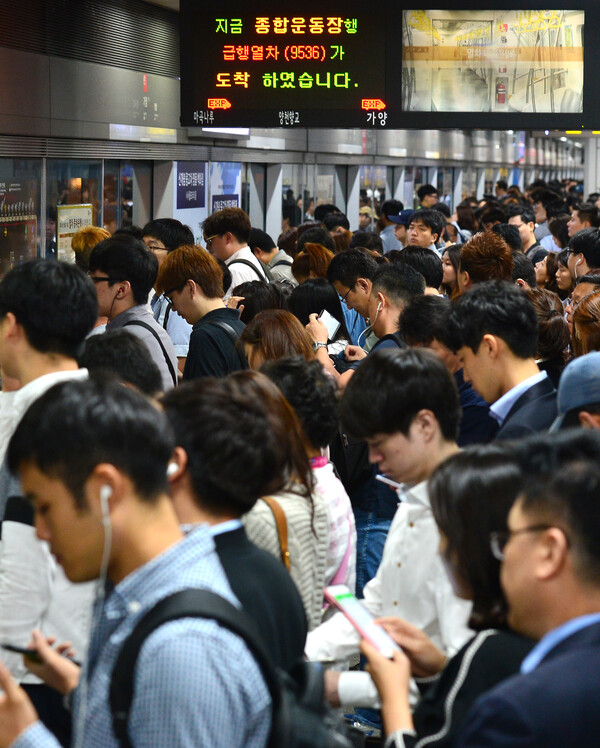 [자료사진] 지하철을 기다리는 승객들. ⓒ뉴스1